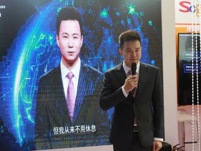 O apresentador Qiu Hao, da agência de notícias Xinhua, junto a seu avatar criado por inteligência artificial.