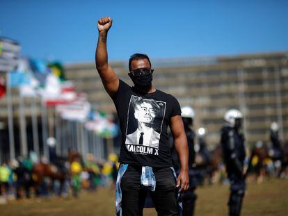 Manifestante durante protesto antirracista em Brasília