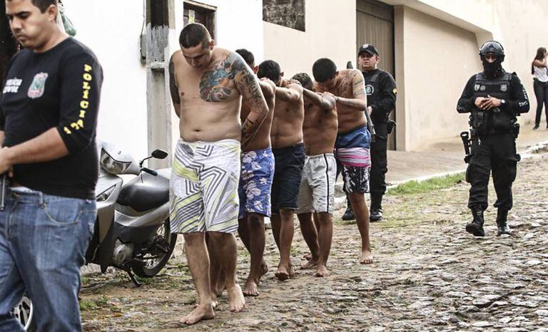 Presos são retirados de cadeia em Itapajé (CE) após massacre.