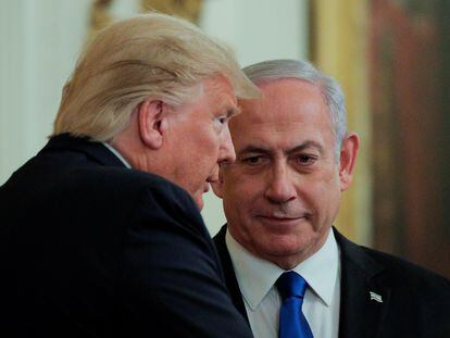 O presidente dos EUA, Donald Trump, e o premiê de Israel Benjamin Netanyahu, em um encontro sobre a política norte-americana para o Oriente Médio na Casa Branca, em janeiro de 2020,