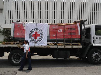 O primeiro carregamento de ajuda da Cruz Vermelha, que inclui geradores elétricos para hospitais, chega a Caracas na terça-feira.