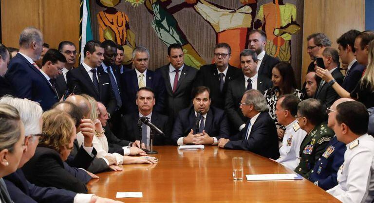 Bolsonaro, Maia e ministros na Câmara.