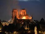Labores de extinción del incendio que destruyó la techumbre de la catedral de Notre Dame el pasado abril.