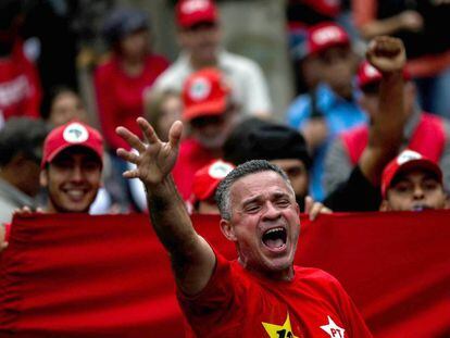 Sindicalistas, movimentos de esquerda e dirigentes do Partido dos Trabalhadores (PT) e simpatizantes de Luiz Inácio Lula da Silva rodeados de fortes medidas de segurança, acompanham em Curitiba o depoimento de Lula ao juiz Sergio Moro.