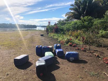 Galões de combustível abandonados na pista de pouso de Sharamentsa, na Amazônia equatoriana.