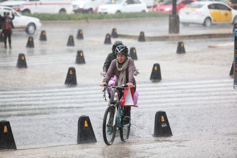 Duas pessoas andam de bicicleta na Cidade do México.