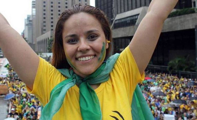 Janaína Lima em protesto contra o Governo Dilma.