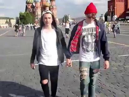 Veja o que acontece quando homens passeiam de mãos dadas em Moscou