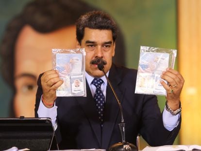 Nicolás Maduro mostra os passaportes dos dois ex-militares norte-americanos capturados na Venezuela.