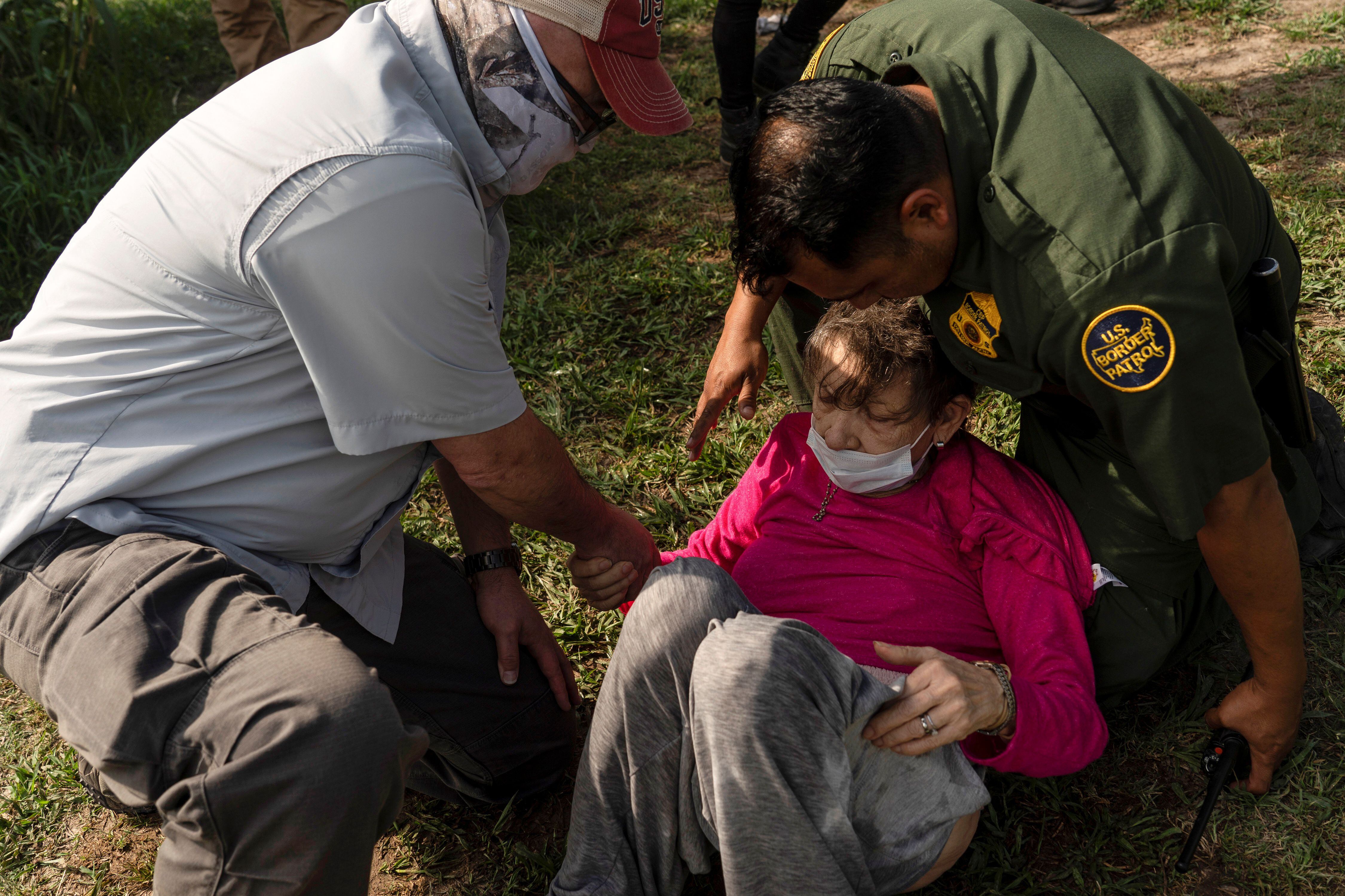 Um agente da patrulha fronteiriça dos EUA auxilia a idosa venezuelana na localidade texana de Del Rio, na quarta-feira. 