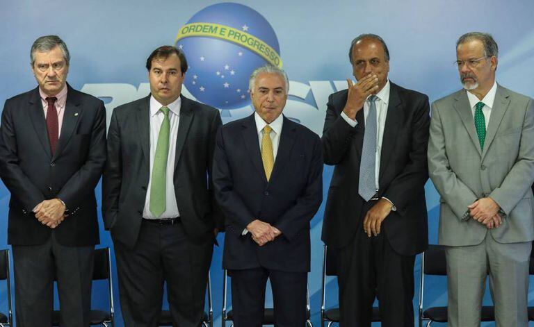 Michel Temer ao centro, ao lado do presidente da Câmara, Rodrigo Maia e do ministro da Justiça, Torquato Jardim (E), e do governador do Rio, Luiz Fernando Pezão, e o ministro da Defesa, Raul Jungmann (D).