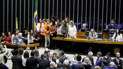 Fernanda Melchionna, rodeada de outras deputadas, discursa no plenário da Câmara em fevereiro passado.