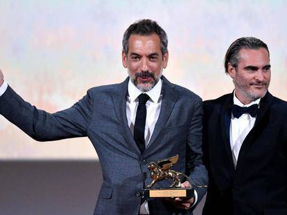 Joaquin Phoenix (direita) e Todd Philips, com o León de Ouro por 'Joker'.
