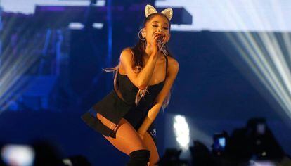 Ariana Grande, em um show de 2015.
