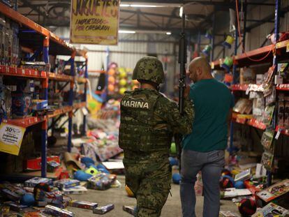 Mais de 250 pessoas foram detidas nas últimas horas por causa de saques e atos de vandalismo cometidos como parte dos protestos contra o aumento do preço dos combustíveis no México. O Governo prometeu conter os abusos com mão firme. Na imagem, um militar da Marinha mexicana faz a segurança de uma loja saqueada em Veracruz, México.