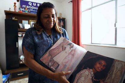 Marinete Silva, mãe de Marielle, mostra álbum da filha em cena do documentário que será lançado na próxima semana.