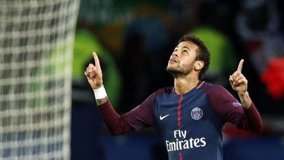 Neymar comemora depois de marcar o segundo gol do PSG.