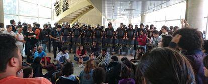 Estudantes à frente da PM no Centro Paula Souza.