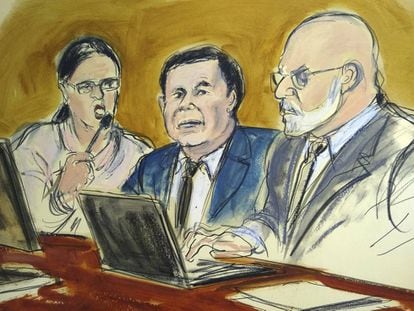 El Chapo (ao centro) com sua intérprete e um advogado de defesa, no julgamento.