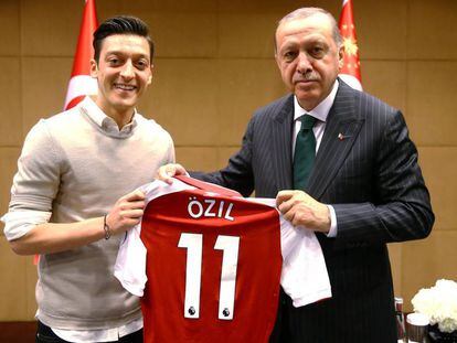 A foto de Özil e Erdogan, tirada no último dia 13 de abril, em Londres, que gerou a polêmica.