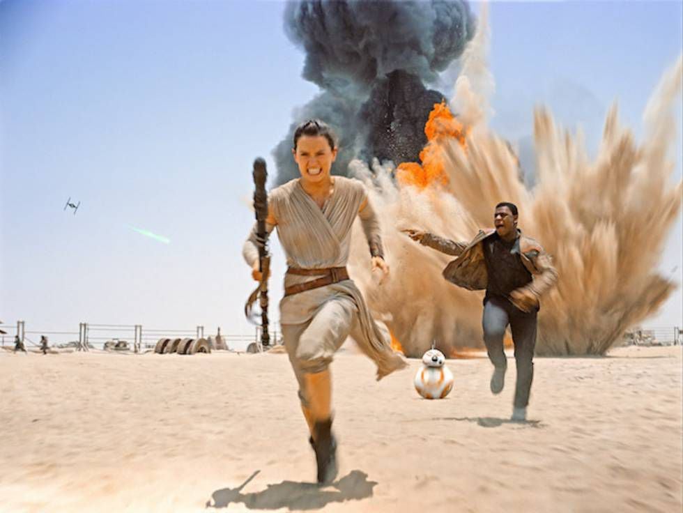 Os protagonistas de 'Star Wars: O Acordar da Força' (2015) fogem de uma explosão.