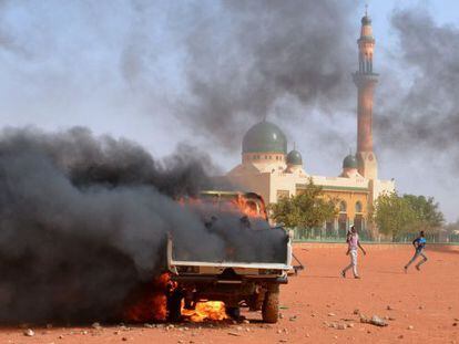 Protestos em frente a grande mesquita de Niamey.