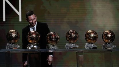Messi, na festa de Paris, com suas seis Bolas de Ouro.