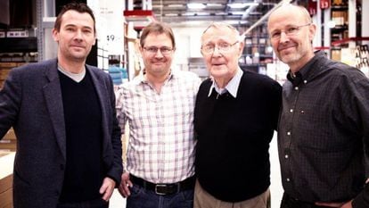 De esquerda para a direita: Jonas, Mathias, Ingvar (o pai e fundador da Ikea, que morreu no último dia 27) e Peter Kamprad.