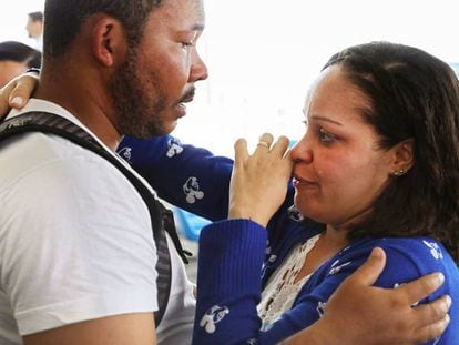 Sobrevivente do naufrágio em Salvador chora no terminal marítimo