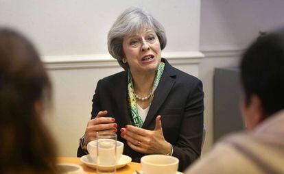 Theresa May durante uma visita a uma instituição em Londres.