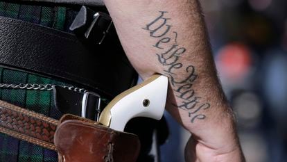 Homem porta arma fora do Capitólio de Austin, no Texas, em 2015.