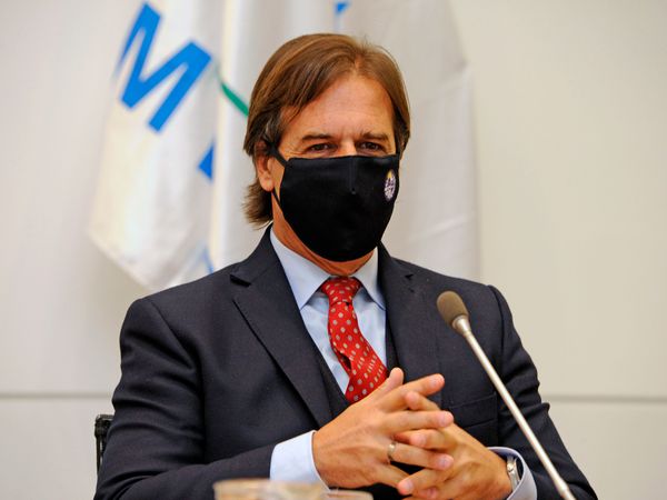 In this handout picture released on April 25, 2020 by Uruguay's Presidency, President Luis Lacalle Pou wears a face mask during a cabinet meeting in Montevideo. (Photo by - / Uruguay's Presidency / AFP) / RESTRICTED TO EDITORIAL USE - MANDATORY CREDIT "AFP PHOTO / URUGUAYAN PRESIDENCY" - NO MARKETING NO ADVERTISING CAMPAIGNS - DISTRIBUTED AS A SERVICE TO CLIENTS