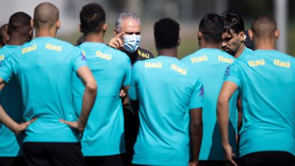 O técnico Tite dá instruções aos jogadores da seleção durante o treinamento na Granja Comary para as eliminatórias da Copa do Mundo de 2022,  contra o Equador e Paraguai. Teresópolis, Brasil.