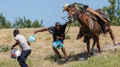 Agente a cavalo da Patrulha Fronteiriça dos Estados Unidos tenta evitar que um imigrante haitiano chegue ao acampamento à beira do rio Grande, perto da ponte que liga o Texas ao México.