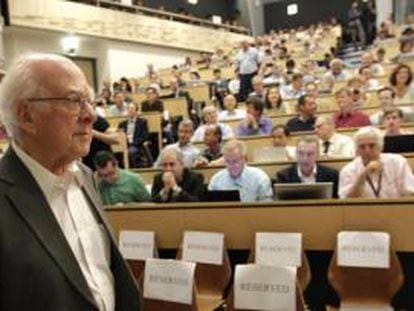 Peter Higgs, ovacionado na conferência CERN.