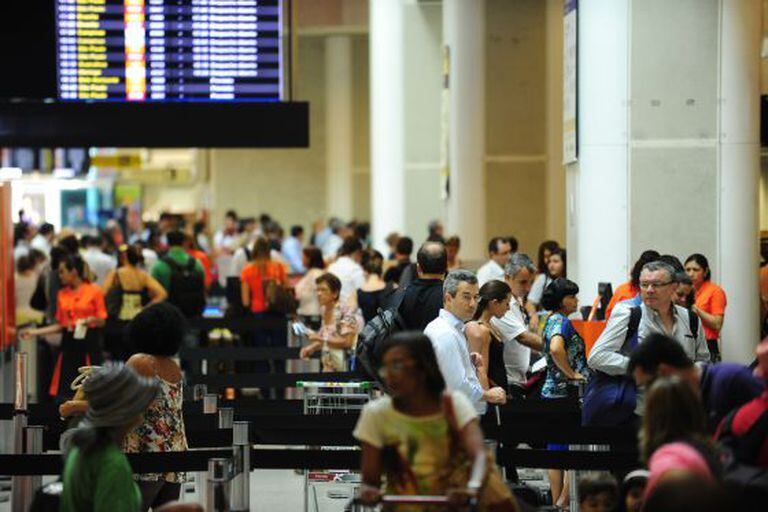 Aeroporto no Rio, durante o Carnaval. Dólar é fator na hora de viajar ao exterior.