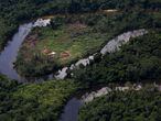 Aldeia Yanomami vista durante operação contra o garimpo ilegal de ouro em terras indígenas.