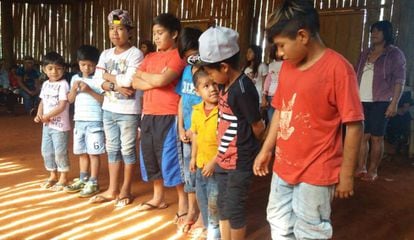 Crianças da etnia avá-guarani, na aldeia Ocoy.