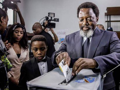 O presidente da República Democrática do Congo, Joseph Kabila, vota nas eleições de 30 de dezembro em Kinshasa.