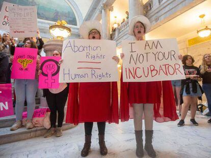 Manifestantes protestam contra banimento do aborto nos EUA, em Salt Lake City, Utah.