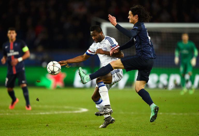 Cavani (à esq.) e Mikel, durante a partida.