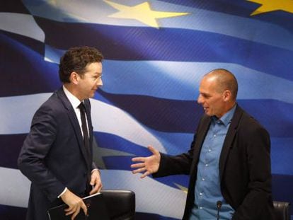 O presidente do Eurogrupo, Jeroen Dijsselbloem (à esq.), e o ministro grego das Finanças, Yanis Varoufakis, na sexta-feira em Atenas.