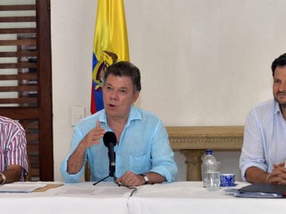 O presidente Juan Manuel Santos (centro) e negociadores.