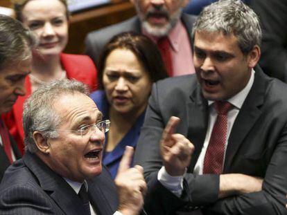 Renan discursando cercado pelos petistas Lindbergh, F&aacute;tima e Gleisi.