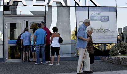 Fila em uma agência bancária em Atenas.