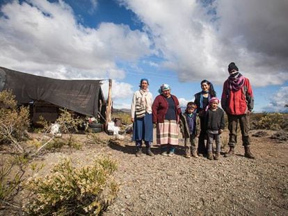 Mapuches de Vuelta del Río em frente a guarita.