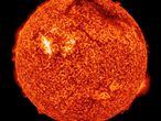 Fotografía del Sol, realizada con rayos x por  la NASA el pasado 1 de agosto. El arco negro en el borde de la parte superior derecha de la imagen es un filamento de plasma, parte de la eyección de masa coronal. Cuando las partículas de la erupción lleguen a la tierra, entre el 3 y el 4 de agosto, se puede  generar una brillante aurora.