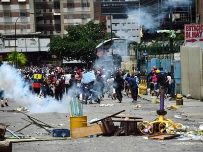 Confronto entre oposicionistas do Governo e a tropa de choque em Caracas.