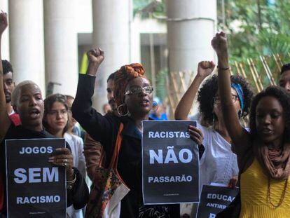Manifestação na PUC-Rio contra o racismo nos jogos jurídicos.
