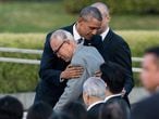 Obama abraza a uno de los supervivientes de la bomba atómica lanzada sobre Hiroshima en 1945.